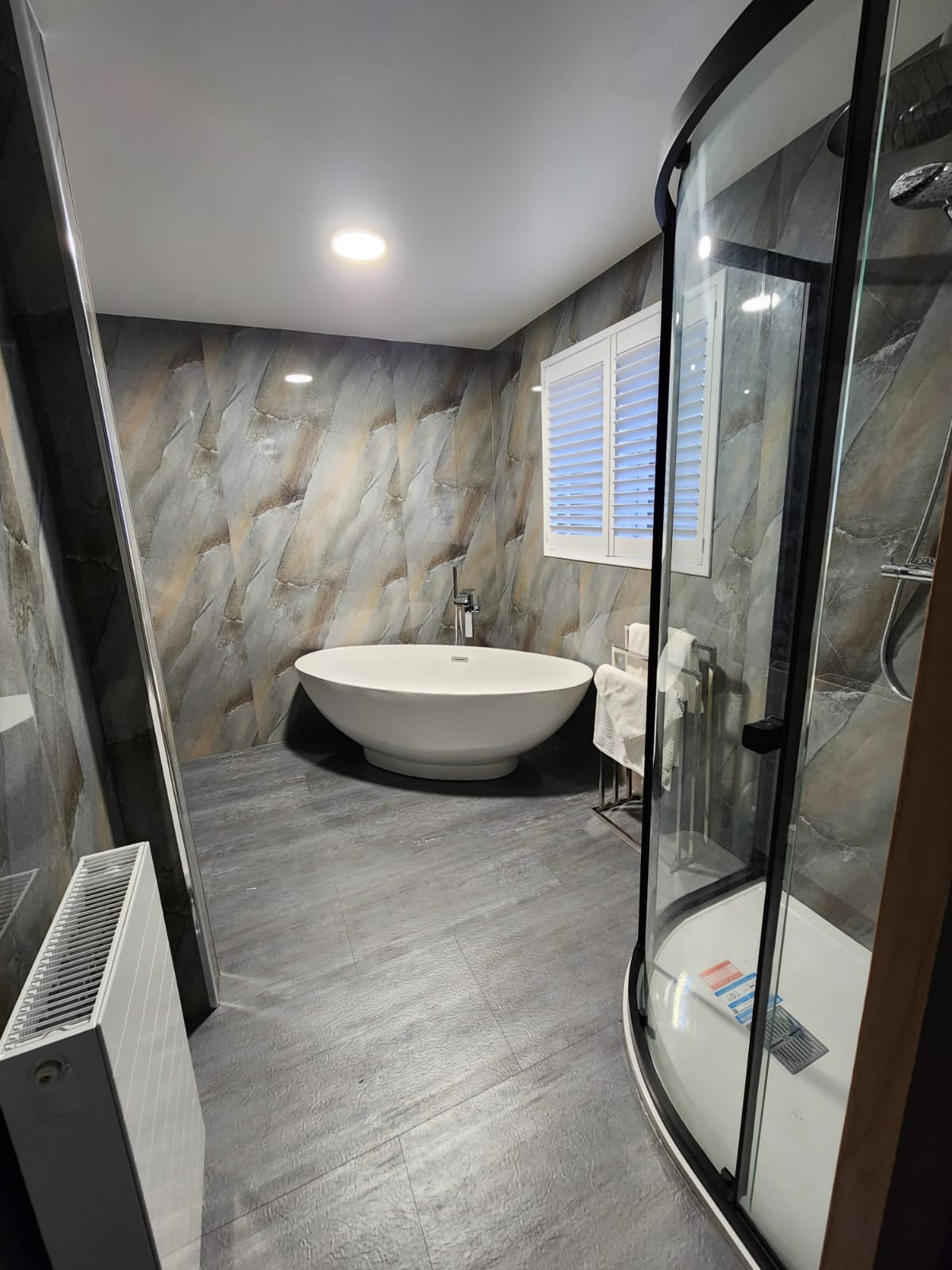 Iona black concrete lvt