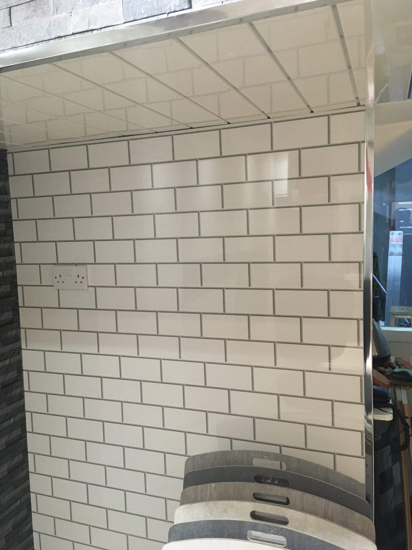 Metro brick wet wall